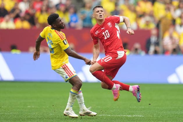 FIFA World Cup, WM, Weltmeisterschaft, Fussball 2026 - Round of 16 - Switzerland vs Colombia Andres Gomez of Colombia (L) in action against Granit Xhaka of Switzerland (R) during the FIFA World Cup 2026 Round of 16 match Switzerland against Colombia, in Vancouver, Canada, 07 July 2026. VANCOUVER Canada  Copyright: xBOBxFRIDx