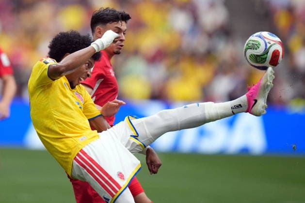 July 7, 2026, Vancouver, Bc, CANADA: Colombia s Johan Mojica (17) and Switzerland s Fabian Rieder (22) vie for the ball during the first half of a World Cup Round of 16 soccer match, in Vancouver, on Tuesday, July 7, 2026. Canada News - July 7, 2026  - ZUMAc35_ 20260707_zaf_c35_178 Copyright: xDarrylxDyckx