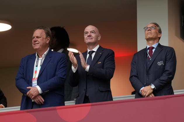 FIFA World Cup, WM, Weltmeisterschaft, Fussball 2026 - Round of 16 - Switzerland vs Colombia FIFA President Gianni Infantino (C) gestures next to Peter Knaebel, President of the Swiss Football Assosiation (R) and Ramon Jesurun, President Colombia Football Federation (L) attend the FIFA World Cup 2026 Round of 16 match Switzerland against Colombia, in Vancouver, Canada, 07 July 2026. VANCOUVER Canada  Copyright: xBOBxFRIDx