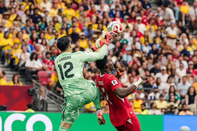 Camilo Vargas of Colombia contests with Breel Embolo of Switzerland during the FIFA World Cup, WM, Weltmeisterschaft, Fussball Round of 16 game between Switzerland and Colombia at BC Place on July 7, 2026 in Vancouver, British Colombia, Canada  Copyright: xCurtisxWongx xSPPx Sportspressphoto_SPR187095