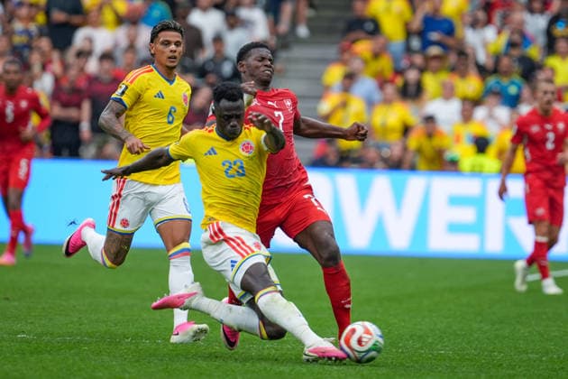 Kanada: Fußball FIFA World Cup, WM, Weltmeisterschaft, Fussball 2026, Achtelfinale - Schweiz vs Kolumbien - BC Place, Vancouver: Davinson Sanchez Davinson Sanchez (Kolumbien 23) Breel Embolo (Schweiz, 7) *** Canada Soccer 2026 FIFA World Cup, Round of 16: Switzerland vs. Colombia at BC Place, Vancouver; Davinson Sanchez (Colombia, No. 23) and Breel Embolo (Switzerland, No. 7) Copyright: xJOERANxSTEINSIEKx