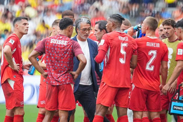 Kanada: Fußball FIFA World Cup, WM, Weltmeisterschaft, Fussball 2026, Achtelfinale - Schweiz vs Kolumbien - BC Place, Vancouver: Murat Yakin (Trainer, Schweiz) in der Pause zur Verlängerung *** Canada Soccer, 2026 FIFA World Cup, Round of 16: Switzerland vs. Colombia at BC Place, Vancouver; Murat Yakin, coach of Switzerland, at halftime heading into extra time Copyright: xJOERANxSTEINSIEKx