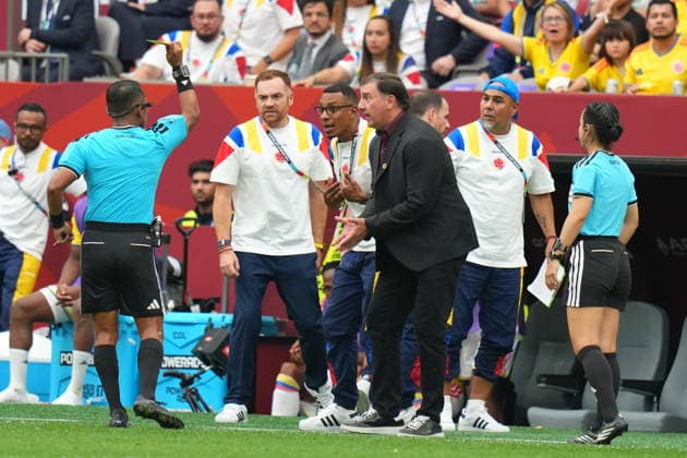 Switzerland v Colombia - FIFA World Cup, WM, Weltmeisterschaft, Fussball 2026 - Round of 16 VANCOUVER, CANADA - JULY 07: Referee Ivan Barton shows a yellow card during the 2026 FIFA World Cup Round of 16 match between Switzerland and Colombia at BC Place in Vancouver, British Columbia, Canada, on July 07, 2026. Ercin Erturk Anadolu British Columbia Canada. Editorial use only. Please get in touch for any other usage.  Copyright: x2026xAnadoluxErcinxErturkx