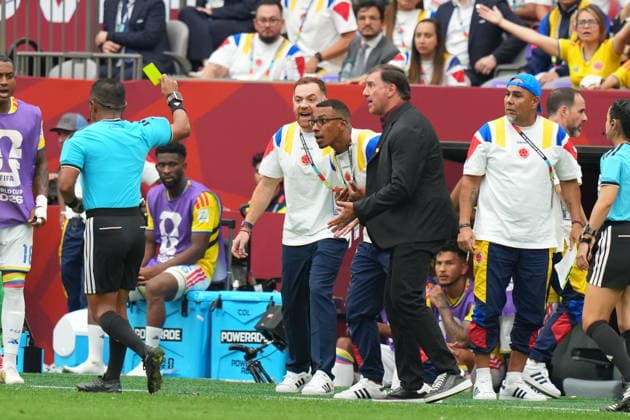 Switzerland v Colombia - FIFA World Cup, WM, Weltmeisterschaft, Fussball 2026 - Round of 16 VANCOUVER, CANADA - JULY 07: Referee Ivan Barton shows a yellow card to technical staff during the 2026 FIFA World Cup Round of 16 match between Switzerland and Colombia at BC Place in Vancouver, British Columbia, Canada, on July 07, 2026. Ercin Erturk Anadolu British Columbia Canada. Editorial use only. Please get in touch for any other usage.  Copyright: x2026xAnadoluxErcinxErturkx