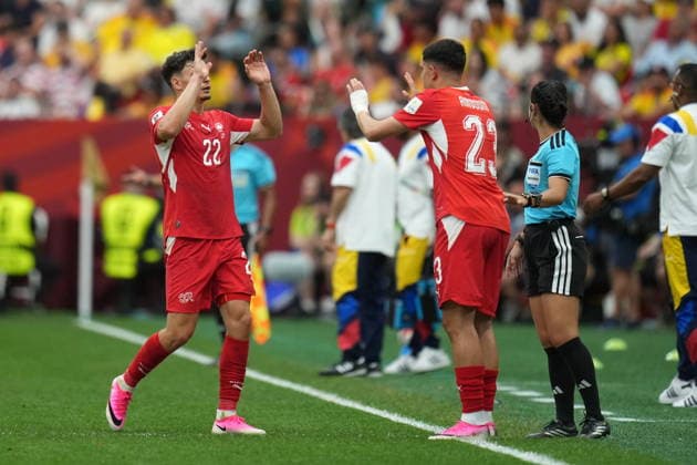 FIFA World Cup, WM, Weltmeisterschaft, Fussball 2026 - Round of 16 - Switzerland vs Colombia Michel Aebischer of Switzerland (L) interacts with his teammate Zeki Amdouni as he substitutes him during the FIFA World Cup 2026 Round of 16 match Switzerland against Colombia, in Vancouver, Canada, 07 July 2026. VANCOUVER Canada  Copyright: xBOBxFRIDx