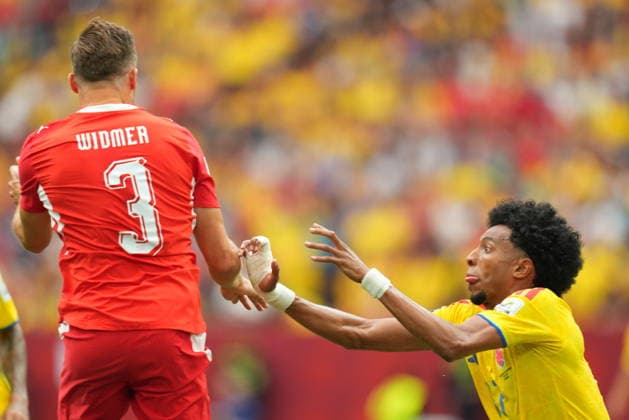 Switzerland v Colombia - FIFA World Cup, WM, Weltmeisterschaft, Fussball 2026 - Round of 16 VANCOUVER, CANADA - JULY 07: Silvan Widmer (3) of Switzerland helps Johan Mojica (17) of Colombia during the 2026 FIFA World Cup Round of 16 match between Switzerland and Colombia at BC Place in Vancouver, British Columbia, Canada, on July 07, 2026. Ercin Erturk Anadolu British Columbia Canada. Editorial use only. Please get in touch for any other usage.  Copyright: x2026xAnadoluxErcinxErturkx