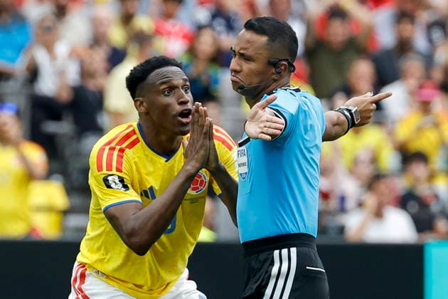 FIFA World Cup, WM, Weltmeisterschaft, Fussball 2026 - Round of 16 - Switzerland vs Colombia Colombia s Jhon Lucumi (L) gestures towards referee Ivan Barton during the FIFA World Cup 2026 Round of 16 match Switzerland against Colombia, in Vancouver, Canada, 07 July 2026. VANCOUVER Canada  Copyright: xPETERxKLAUNZERx