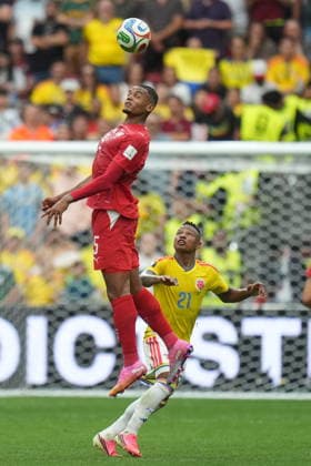 FIFA World Cup, WM, Weltmeisterschaft, Fussball 2026 - Round of 16 - Switzerland vs Colombia Manuel Akanji of Switzerland (L) in action against Jaminton Campaz of Colombia (R) during the FIFA World Cup 2026 Round of 16 match Switzerland against Colombia, in Vancouver, Canada, 07 July 2026. VANCOUVER Canada  Copyright: xBOBxFRIDx