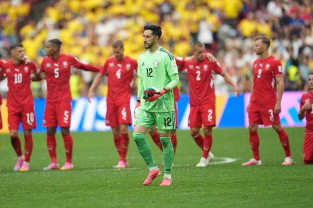 FIFA World Cup, WM, Weltmeisterschaft, Fussball 2026 - Round of 16 - Switzerland vs Colombia Goalkeeper Camilo Vargas of Colombia walks as players of Switzerland (background) gather as they wait for the penalty shoot-out of the FIFA World Cup 2026 Round of 16 match Switzerland against Colombia, in Vancouver, Canada, 07 July 2026. VANCOUVER Canada  Copyright: xBOBxFRIDx