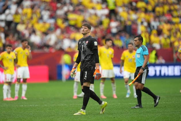 FIFA World Cup, WM, Weltmeisterschaft, Fussball 2026 - Round of 16 - Switzerland vs Colombia Goalkeeper Gregor Kobel of Switzerland walks as players of Colombia (background) gather as they wait for the penalty shoot-out of the FIFA World Cup 2026 Round of 16 match Switzerland against Colombia, in Vancouver, Canada, 07 July 2026. VANCOUVER Canada  Copyright: xBOBxFRIDx