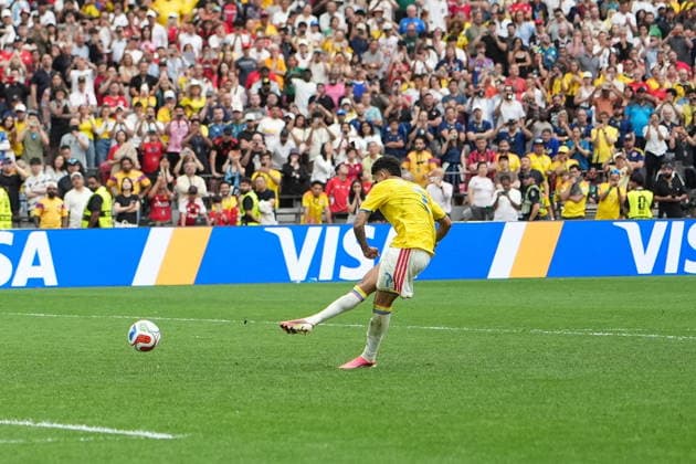 FIFA World Cup, WM, Weltmeisterschaft, Fussball 2026 - Round of 16 - Switzerland vs Colombia Luis Diaz of Colombia (R) scores his kick during the penalty shoot-out of the FIFA World Cup 2026 Round of 16 match Switzerland against Colombia, in Vancouver, Canada, 07 July 2026. VANCOUVER Canada  Copyright: xBOBxFRIDx