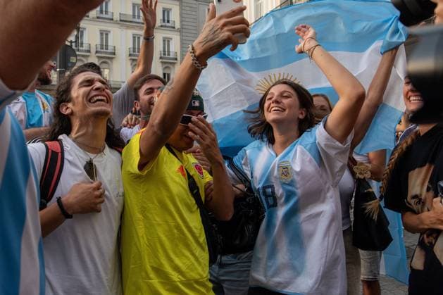 Argentine celebration in Madrid MADRID, SPAIN JULY 7, 2026: Argentine football fans celebrate their team s 3-2 victory over Egypt in the Round of 16 of the 2026 FIFA World Cup, WM, Weltmeisterschaft, Fussball in Atlanta, USA. Madrid MADRID Spain Copyright: x xC.xCarvajalx xJNAxPressx