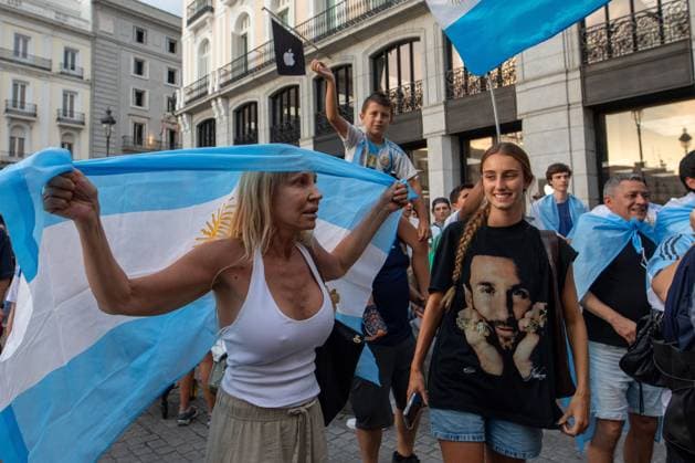 Argentine celebration in Madrid MADRID, SPAIN JULY 7, 2026: Argentine football fans celebrate their team s 3-2 victory over Egypt in the Round of 16 of the 2026 FIFA World Cup, WM, Weltmeisterschaft, Fussball in Atlanta, USA. Madrid MADRID Spain Copyright: x xC.xCarvajalx xJNAxPressx