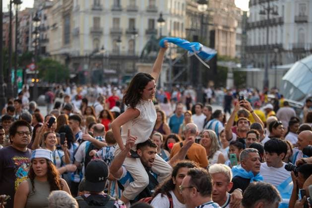 Argentine celebration in Madrid MADRID, SPAIN JULY 7, 2026: Argentine football fans celebrate their team s 3-2 victory over Egypt in the Round of 16 of the 2026 FIFA World Cup, WM, Weltmeisterschaft, Fussball in Atlanta, USA. Madrid MADRID Spain Copyright: x xC.xCarvajalx xJNAxPressx