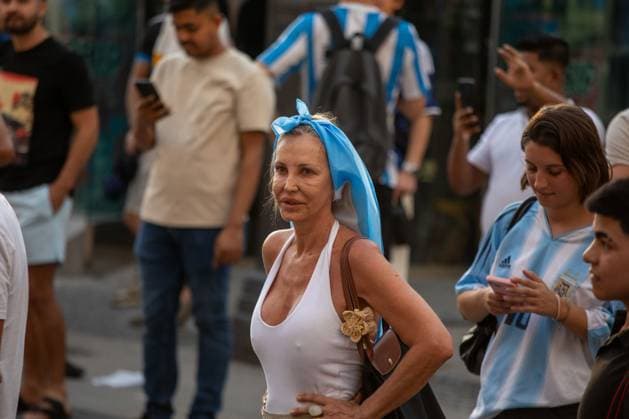 Argentine celebration in Madrid MADRID, SPAIN JULY 7, 2026: Argentine football fans celebrate their team s 3-2 victory over Egypt in the Round of 16 of the 2026 FIFA World Cup, WM, Weltmeisterschaft, Fussball in Atlanta, USA. Madrid MADRID Spain Copyright: x xC.xCarvajalx xJNAxPressx