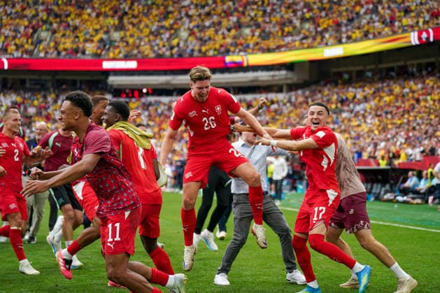 Kanada: Fußball FIFA World Cup, WM, Weltmeisterschaft, Fussball 2026, Achtelfinale - Schweiz vs Kolumbien - BC Place, Vancouver: Freude, Emotionen, Jubel nach dem 4:3 Sieg im Elfmeterschiessen durch das entscheidende Tor von Ruben Vargas (Schweiz, 17) und den Einzug ins Viertelfinale. Freude, Emotionen, Jubel bei Ruben Vargas (Schweiz, 17) Cedric Itten (Schweiz, 26) Dan Ndoye (Schweiz, 11) Miro Muheim (Schweiz, 2) *** Canada Soccer FIFA World Cup 2026, Round of 16: Switzerland vs. Colombia at BC Place, Vancouver—Joy, excitement, and celebration following the 4–3 victory in a penalty shootout thanks to the decisive goal by Ruben Vargas (Switzerland, 17) and the team’s advancement to the quarterfinals. Joy, excitement, celebration among Ruben Vargas (Switzerland, 17), Cedric Itten (Switzerland, 26), Dan Ndoye (Switzerland, 11), and Miro Muheim (Switzerland, 2) Copyright: xJOERANxSTEINSIEKx