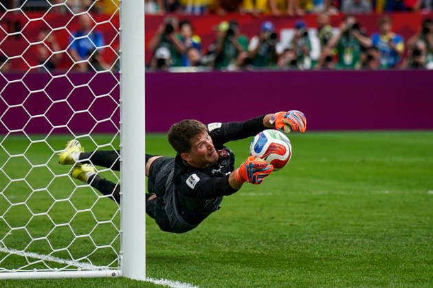 Kanada: Fußball FIFA World Cup, WM, Weltmeisterschaft, Fussball 2026, Achtelfinale - Schweiz vs Kolumbien - BC Place, Vancouver: Entscheidender Moment - Gregor Kobel (Schweiz, 1) pariert im Elfmeterschießen gegen den Kolumbianer Cucho Hernandez *** Canada Soccer, 2026 FIFA World Cup, Round of 16: Switzerland vs. Colombia at BC Place, Vancouver. Decisive moment: Switzerland s Gregor Kobel makes a save in the penalty shootout against Colombia s Cucho Hernandez. Copyright: xJOERANxSTEINSIEKx