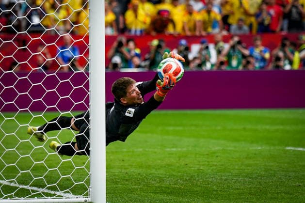 Kanada: Fußball FIFA World Cup, WM, Weltmeisterschaft, Fussball 2026, Achtelfinale - Schweiz vs Kolumbien - BC Place, Vancouver: Entscheidender Moment - Gregor Kobel (Schweiz, 1) pariert im Elfmeterschießen gegen den Kolumbianer Cucho Hernandez *** Canada Soccer, 2026 FIFA World Cup, Round of 16: Switzerland vs. Colombia at BC Place, Vancouver. Decisive moment: Switzerland s Gregor Kobel makes a save in the penalty shootout against Colombia s Cucho Hernandez. Copyright: xJOERANxSTEINSIEKx