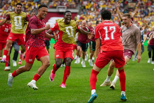 Kanada: Fußball FIFA World Cup, WM, Weltmeisterschaft, Fussball 2026, Achtelfinale - Schweiz vs Kolumbien - BC Place, Vancouver: Ruben Vargas (Schweiz, 17) verwandelt den entscheidenden Elfmeter für die Schweiz und schiesst sein Team damit ins Viertelfinale. Freude, Emotionen, Jubel bei Dan Ndoye (Schweiz, 11) Breel Embolo (Schweiz, 7) *** Canada Soccer FIFA World Cup 2026, Round of 16: Switzerland vs. Colombia at BC Place, Vancouver. Ruben Vargas (Switzerland, No. 17) converts the decisive penalty kick for Switzerland, sending his team into the quarterfinals. Joy, excitement, and celebration from Dan Ndoye (Switzerland, No. 11) and Breel Embolo (Switzerland, No. 7). Copyright: xJOERANxSTEINSIEKx