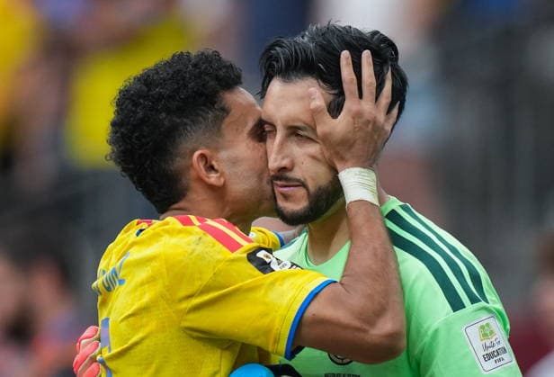 July 7, 2026, Vancouver, Bc, CANADA: Colombia s Luis Diaz, left, kisses goalkeeper Camilo Vargas during penalties while playing Switzerland in a World Cup Round of 16 soccer match, in Vancouver, on Tuesday, July 7, 2026. Canada News - July 7, 2026  - ZUMAc35_ 20260707_zaf_c35_259 Copyright: xDarrylxDyckx