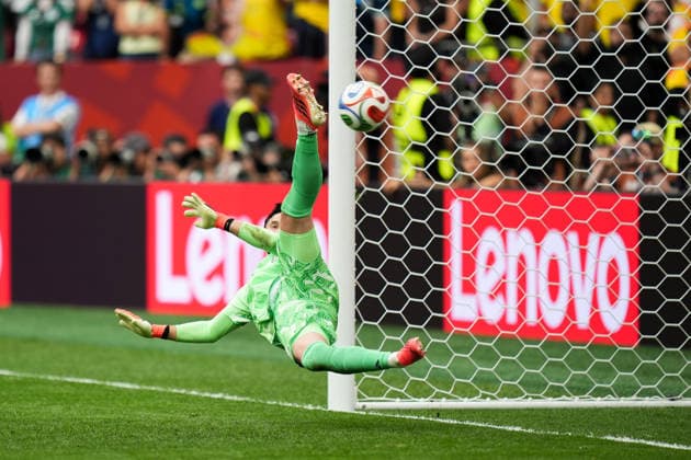 Switzerland v Colombia Round of 16 - FIFA World Cup, WM, Weltmeisterschaft, Fussball 2026 Camilo Vargas 12 of Colombia trying to stop a penalty during the FIFA World Cup 2026 Round Of 16 match between Switzerland and Colombia at BC Place Vancouver. on July 7, 2026 in Vancouver, Canada. (Photo by Leonardo Ramirez Eyepix Group) Copyright: xLeonardoxRamirezx xEyepixxGroupx LR07072026-11