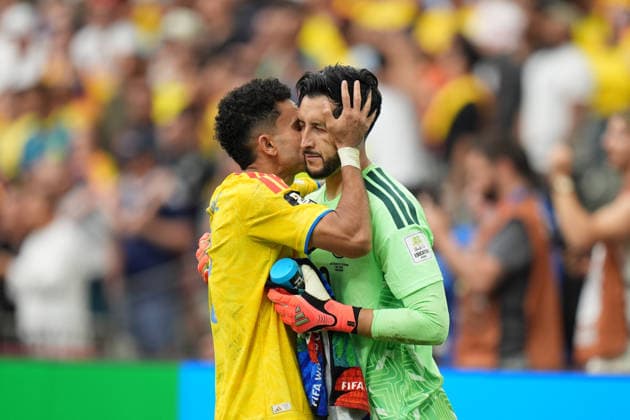 Switzerland v Colombia Round of 16 - FIFA World Cup, WM, Weltmeisterschaft, Fussball 2026 Luis Diaz 07 of Colombia giving a kiss in the cheek Camilo Vargas 12 of Colombia before the last penalty of the shootouts during the FIFA World Cup 2026 Round Of 16 match between Switzerland and Colombia at BC Place Vancouver. on July 7, 2026 in Vancouver, Canada. (Photo by Leonardo Ramirez Eyepix Group) Copyright: xLeonardoxRamirezx xEyepixxGroupx LR07072026-14