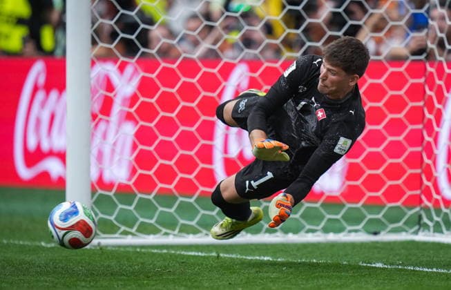 July 7, 2026, Vancouver, Bc, CANADA: Switzerland goalkeeper Gregor Kobel allows a goal to Colombia s Jaminton Campaz, not seen, during penalties during a World Cup Round of 16 soccer match, in Vancouver, on Tuesday, July 7, 2026. Canada News - July 7, 2026  - ZUMAc35_ 20260707_zaf_c35_262 Copyright: xDarrylxDyckx