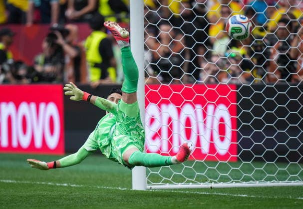 July 7, 2026, Vancouver, Bc, CANADA: Colombia goalkeeper Camilo Vargas allows a goal to Switzerland s Cedric Itten, not seen, during penalties during a World Cup Round of 16 soccer match, in Vancouver, on Tuesday, July 7, 2026. Canada News - July 7, 2026  - ZUMAc35_ 20260707_zaf_c35_264 Copyright: xDarrylxDyckx