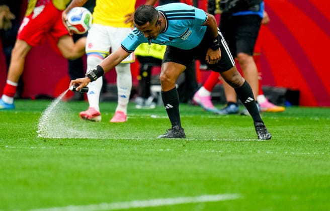 Switzerland v Colombia - FIFA World Cup, WM, Weltmeisterschaft, Fussball 2026 - Round of 16 VANCOUVER, CANADA - JULY 07: Referee uses spray paint to mark a line during the 2026 FIFA World Cup Round of 16 match between Switzerland and Colombia at BC Place in Vancouver, British Columbia, Canada, on July 07, 2026. Ercin Erturk Anadolu Vancouver Canada. Editorial use only. Please get in touch for any other usage.  Copyright: x2026xAnadoluxErcinxErturkx