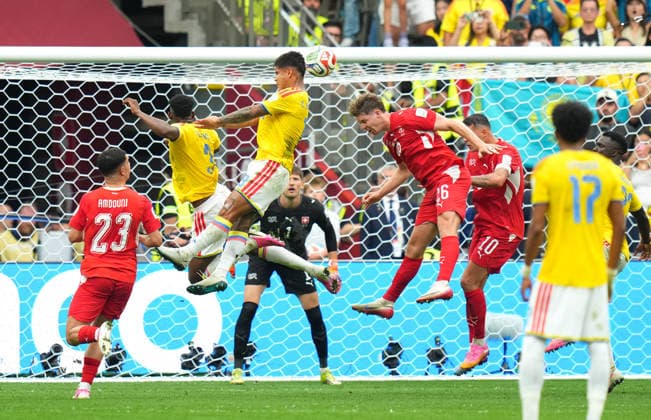 Switzerland v Colombia - FIFA World Cup, WM, Weltmeisterschaft, Fussball 2026 - Round of 16 VANCOUVER, CANADA - JULY 07: Goalkeeper Gregor Kobel of Switzerland in action against Cedric Itten (26) of Switzerland during the 2026 FIFA World Cup Round of 16 match between Switzerland and Colombia at BC Place in Vancouver, British Columbia, Canada, on July 07, 2026. Ercin Erturk Anadolu Vancouver Canada. Editorial use only. Please get in touch for any other usage.  Copyright: x2026xAnadoluxErcinxErturkx