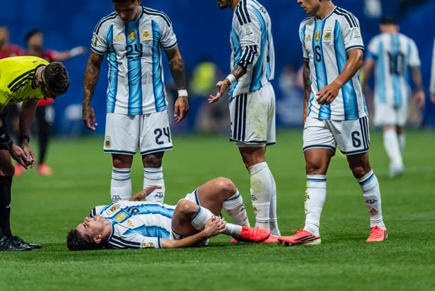 July 7, 2026, Atlanta, Georgia, USA: Argentina forward Julian Alvarez (9) is fouled during their game against Egypt for the World Cup: Round of 16 match at Atlanta Stadium in Atlanta, Georgia. Argentina defeats Egypt 3:2 and moves on to the Round of 8. Atlanta USA - ZUMAa161 20260707_aaa_a161_185 Copyright: xWalterxArcex xGMGx
