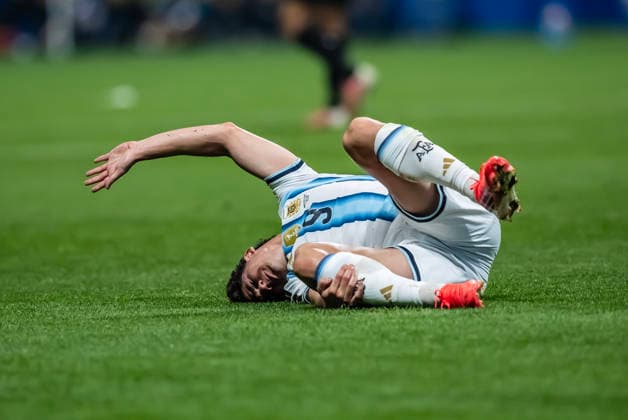 July 7, 2026, Atlanta, Georgia, USA: Argentina forward Julian Alvarez (9) is fouled during their game against Egypt for the World Cup: Round of 16 match at Atlanta Stadium in Atlanta, Georgia. Argentina defeats Egypt 3:2 and moves on to the Round of 8. World Cup: Round Of 16: Argentina Vs Egypt: Julian Alvarez  - ZUMAa161 20260707_aaa_a161_189 Copyright: xWalterxArcex xGMGx