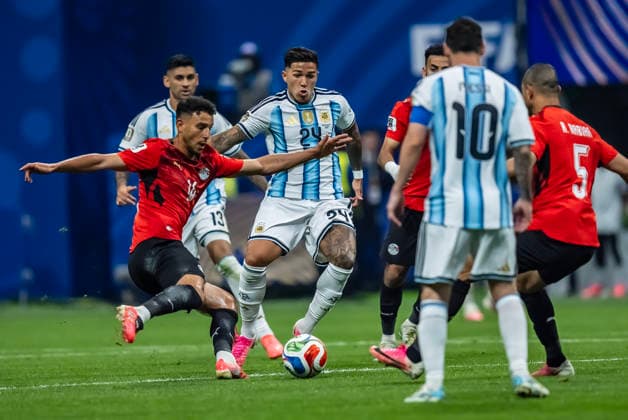 July 7, 2026, Atlanta, Georgia, USA: Argentina midfielder Enzo Fernandez (24) fights for the ball against Egypt during their World Cup: Round of 16 match at Atlanta Stadium in Atlanta, Georgia. Argentina moves on to the Round of 8 defeating Egypt, 3:2. Atlanta USA - ZUMAa161 20260707_aaa_a161_234 Copyright: xWalterxArcex xGMGx