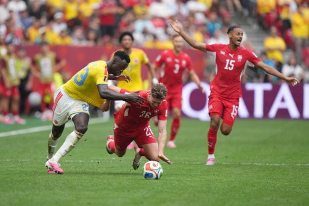 July 7, 2026, Vancouver, Bc, CANADA: Switzerland s Cedric Itten (26) grabs the shirt of Colombia s Davinson Sanchez (23) as they vie for the ball during extra time of a World Cup Round of 16 soccer match, in Vancouver, on Tuesday, July 7, 2026. Canada News - July 7, 2026  - ZUMAc35_ 20260707_zaf_c35_305 Copyright: xDarrylxDyckx