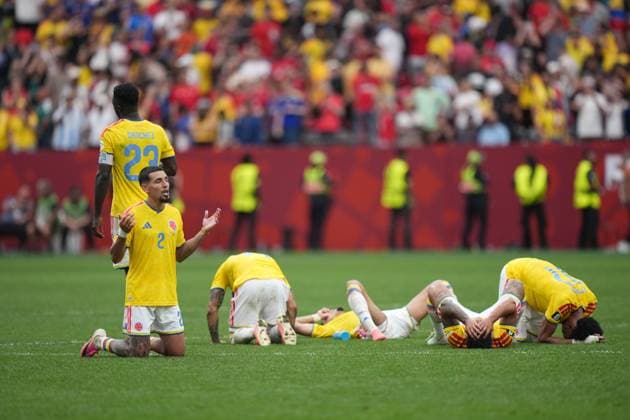 July 7, 2026, Vancouver, Bc, CANADA: Colombia s Daniel Munoz (2) kneels on the field with his collapsed teammates after losing to Switzerland during a penalty kick shootout of World Cup Round of 16 soccer match, in Vancouver, on Tuesday, July 7, 2026. Canada News - July 7, 2026  - ZUMAc35_ 20260707_zaf_c35_310 Copyright: xDarrylxDyckx