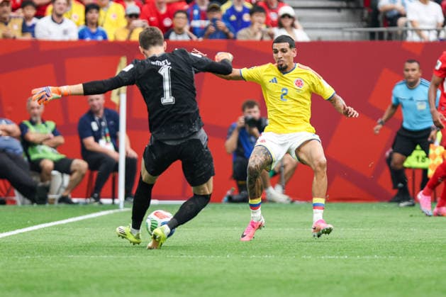 Switzerland v Colombia: Round of 16 - FIFA World Cup, WM, Weltmeisterschaft, Fussball 2026 Daniel Munoz of Colombia attempts to steal the ball from Gregor Kobel of Switzerland during the FIFA World Cup 2026 round of 16 match at BC Place Stadium in Vancouver, British Columbia, Canada, on July 7, 2026. Vancouver British Columbia Canada  Copyright: xIndrawanxKumalax originalFilename:kumala-thefifaw260707_npHaT.jpg