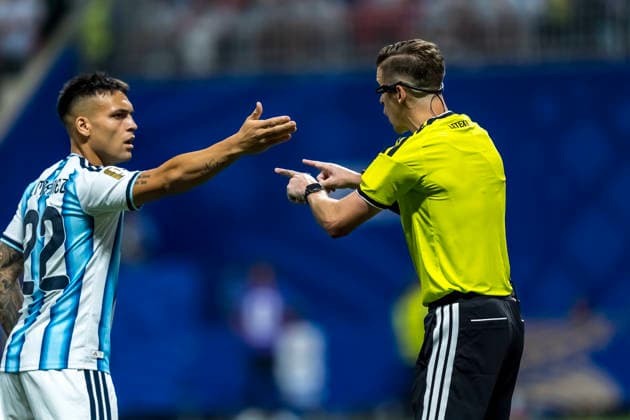 July 7, 2026, Atlanta, Georgia, USA: Argentina forward Lautaro Martinez (22) argues with the referee on a call against Egypt during their World Cup: Round of 16 match at Atlanta Stadium in Atlanta, Georgia. Argentina moves on to the next round, defeating Egypt 3:2. Atlanta USA - ZUMAa161 20260707_aaa_a161_298 Copyright: xWalterxArcex xGMGx