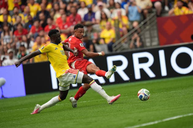 Colombia v Switzerland Round of 16 - FIFA Worl Cup 2026 Davinson Sanchez 23 of Colombia national team, Nationalteam and Fabian Rieder 22 of Switzerland national team battle for the ball the FIFA World Cup, WM, Weltmeisterschaft, Fussball 2026 Round of 16 match between Colombia and Switzerland at BC Place Stadium. on July 7, 2026, in Vancouver, Canada. (Photo by Leonardo Ramirez Eyepix Group) Copyright: xLeonardoxRamirez xEyepixxGroupx LR07072026-120