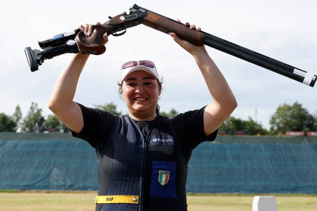 ISSF World Cup Shotgun - Day Three Bongini Sara of Italy celebrates winning a gold medal during the ISSF World Cup Shotgun on day three at the Concaverde Shooting Range in Lonato del Garda, Italy, on July 7, 2026. Lonato del Garda Brescia Italy  Copyright: xRichardxMorganox originalFilename:morgano-issfworl260707_npS6v.jpg