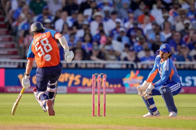 England v India - 3rd Vitality IT20 Sam Curran of England reaches for the crease during the Third Vitality T20 international match, Länderspiel, Nationalmannschaft between England and India at Trent Bridge in Nottingham, United Kingdom, on July 7, 2026. Nottingham Nottinghamshire United Kingdom  Copyright: xNewsxImagesx originalFilename:cosgrove-thirdvit260707_npS7i.jpg