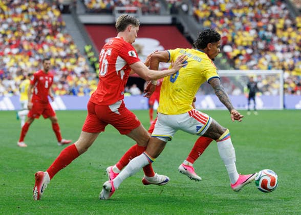 July 7, 2026, Vancouver, British Columbia, Canada: Richard Rios 6 of Colombia is challenged by Cedric Itten 26 of Switzerland during the FIFA World Cup, WM, Weltmeisterschaft, Fussball 2026 Round Of 16 match between Switzerland and Colombia at BC Place Vancouver. Vancouver Canada - ZUMAc132 20260707_fap_c132_049 Copyright: xAndrewxChinx