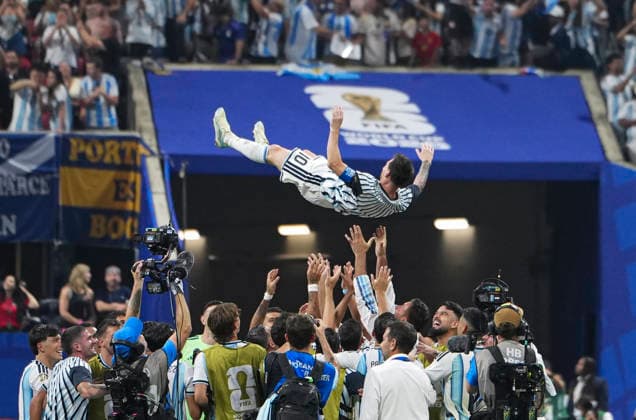 Sport Bilder des Tages #2 (260708) -- ATLANTA, July 8, 2026 -- Lionel Messi of Argentina is tossed into the air by teammates as they celebrate victory after the round of 16 match between Argentina and Egypt at the 2026 FIFA World Cup, WM, Weltmeisterschaft, Fussball at Atlanta Stadium in Atlanta, the United States, July 7, 2026. ) (SP)U.S.-ATLANTA-FOOTBALL-FIFA WORLD CUP-ROUND OF 16-ARG VS EGY HuangxZongzhi 