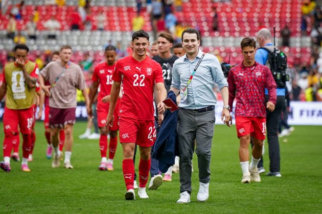 Kanada: Fußball FIFA World Cup, WM, Weltmeisterschaft, Fussball 2026, Achtelfinale - Schweiz vs Kolumbien - BC Place, Vancouver: Fabian Rieder (Schweiz, 22) mit Sergio Nicola Affuso, Media Officer *** Canada Soccer, 2026 FIFA World Cup, Round of 16: Switzerland vs. Colombia at BC Place, Vancouver; Fabian Rieder (Switzerland), age 22, with Sergio Nicola Affuso, Media Officer Copyright: xJOERANxSTEINSIEKx