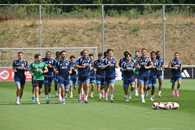 Laufeinheit der Schalker Spieler 07.07.2026, Fussball 1. Bundesliga, Saison 2026 2027, Training FC Schalke 04 Gelsenkirchen Trainingsgelände Nordrhein Westfalen Deutschland *** Shalker players running drill, July 7, 2026; Soccer, Bundesliga 1; 2026–2027 season; FC Schalke 04 Gelsenkirchen training session at the training facility in North Rhine-Westphalia, Germany Team2