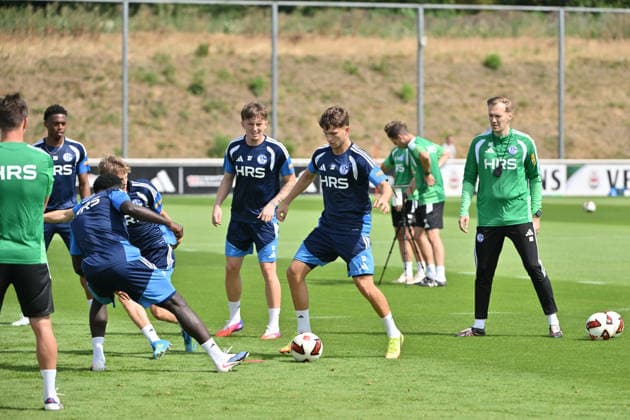 Adin Osmanbasic (Co Trainer FC Schalke 04), Vitalie Becker (FC Schalke 04), Max Grüger (FC Schalke 04), v.re. 07.07.2026, Fussball 1. Bundesliga, Saison 2026 2027, Training FC Schalke 04 Gelsenkirchen Trainingsgelände Nordrhein Westfalen Deutschland *** Adin Osmanbasic, Assistant Coach, FC Schalke 04; Vitalie Becker, FC Schalke 04; Max Grüger, FC Schalke 04; July 7, 2026, Soccer, Bundesliga 1, 2026–2027 season, FC Schalke 04 training session in Gelsenkirchen, training facility in North Rhine-Westphalia, Germany Team2