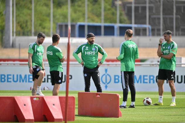 Trainer Miron Muslic (FC Schalke 04), mi., mit seinem Trainerteam 07.07.2026, Fussball 1. Bundesliga, Saison 2026 2027, Training FC Schalke 04 Gelsenkirchen Trainingsgelände Nordrhein Westfalen Deutschland *** Coach Miron Muslic of FC Schalke 04, with his coaching staff, July 7, 2026; Soccer, Bundesliga 1, 2026–2027 season; FC Schalke 04 training session in Gelsenkirchen, North Rhine-Westphalia, Germany Team2