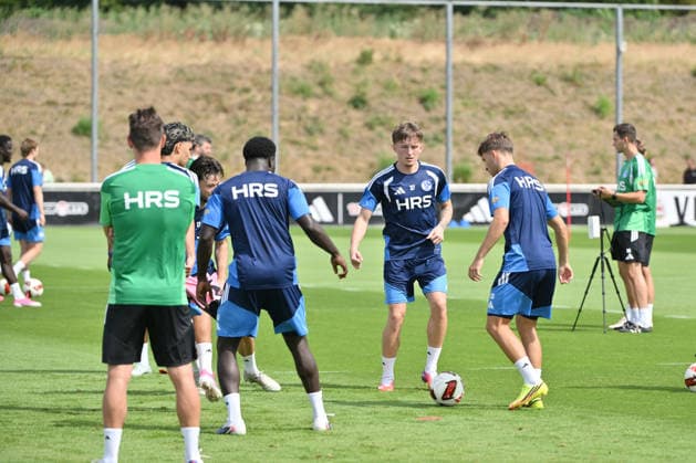 Vitalie Becker (FC Schalke 04), Max Grüger (FC Schalke 04), v.re. 07.07.2026, Fussball 1. Bundesliga, Saison 2026 2027, Training FC Schalke 04 Gelsenkirchen Trainingsgelände Nordrhein Westfalen Deutschland *** Vitalie Becker, FC Schalke 04; Max Grüger, FC Schalke 04; July 7, 2026; Soccer, Bundesliga 1; 2026–2027 season; FC Schalke 04 training session in Gelsenkirchen; training facility in North Rhine-Westphalia, Germany Team2