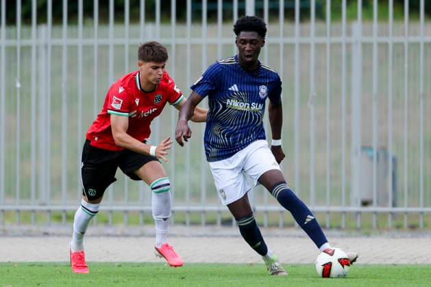 Tycan Kurt (Hannover 96) und Karim Hueneburg (1. FC Phoenix Luebeck) kaempfen um den Ball, Friendly match, Hannover 96 v 1. FC Phoenix Luebeck, Eilenriedestadion am 07. July 2026 in Hannover, Deutschland. (Foto von Marco Steinbrenner DeFodi Images) Tycan Kurt (Hannover 96) und Karim Hueneburg (1. FC Phoenix Luebeck) battle for the ball, Friendly match, Hannover 96 v 1. FC Phoenix Luebeck, , July 7, 2026 in Hanover, Germany. (Photo by Marco Steinbrenner DeFodi Images) - *** Tycan Kurt of Hannover 96 and Karim Hueneburg of 1 FC Phoenix Lübeck battle for the ball, Friendly match, Hannover 96 vs. 1 FC Phoenix Lübeck, Eilenriedestadion on July 7, 2026, in Hannover, Germany Photo by Marco Steinbrenner DeFodi Images Tycan Kurt of Hannover 96 and Karim Hueneburg of 1 FC Phoenix Lübeck battle for the ball, Friendly match, Hannover 96 vs. 1 FC Phoenix Lübeck, , July 7, 2026, in Hanover, Germany. Photo by Marco Steinbrenner, DeFodi Images