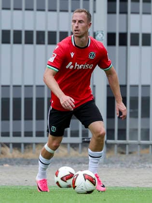 Maurice Neubauer (Hannover 96) kontrolliert den Ball, Friendly match, Hannover 96 v 1. FC Phoenix Luebeck, Eilenriedestadion am 07. July 2026 in Hannover, Deutschland. (Foto von Marco Steinbrenner DeFodi Images) Maurice Neubauer (Hannover 96) controls the ball, Friendly match, Hannover 96 v 1. FC Phoenix Luebeck, , July 7, 2026 in Hanover, Germany. (Photo by Marco Steinbrenner DeFodi Images) - *** Maurice Neubauer of Hannover 96 controls the ball, Friendly match, Hannover 96 vs. 1 FC Phoenix Lübeck, Eilenriedestadion on July 7, 2026, in Hanover, Germany. Photo by Marco Steinbrenner, DeFodi Images. Maurice Neubauer of Hannover 96 controls the ball, Friendly match, Hannover 96 vs. 1 FC Phoenix Lübeck, July 7, 2026, in Hanover, Germany. Photo by Marco Steinbrenner, DeFodi Images