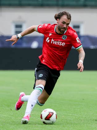 Kolja Oudenne (Hannover 96) kontrolliert den Ball, Friendly match, Hannover 96 v 1. FC Phoenix Luebeck, Eilenriedestadion am 07. July 2026 in Hannover, Deutschland. (Foto von Marco Steinbrenner DeFodi Images) Kolja Oudenne (Hannover 96) controls the ball, Friendly match, Hannover 96 v 1. FC Phoenix Luebeck, , July 7, 2026 in Hanover, Germany. (Photo by Marco Steinbrenner DeFodi Images) - *** Kolja Oudenne of Hannover 96 controls the ball, Friendly match, Hannover 96 vs. 1 FC Phoenix Lübeck, Eilenriedestadion on July 7, 2026, in Hannover, Germany Photo by Marco Steinbrenner DeFodi Images Kolja Oudenne of Hannover 96 controls the ball, Friendly match, Hannover 96 vs. 1 FC Phoenix Lübeck, July 7, 2026, in Hanover, Germany Photo by Marco Steinbrenner DeFodi Images